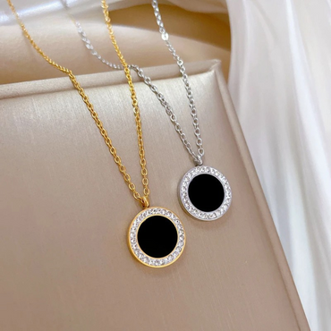 Collar dorado con piedra negra borde blancas